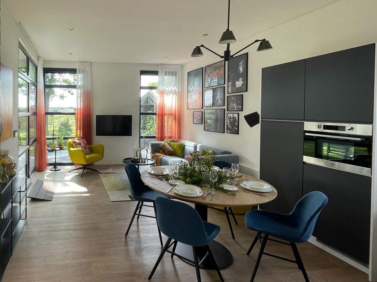 Impressie van de inrichting van de L-Cube MIVA 4 voor 4 personen op EuroParcs De Zanding in Otterlo