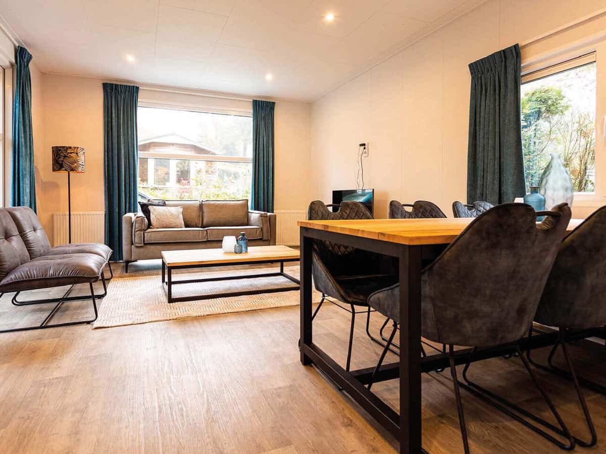 Impressie van de woonkamer in het Holiday Home voor 4 personen op TopParken Parc de IJsselhoeve
