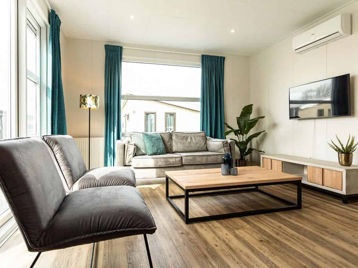 Impressie van de inrichting van lodge Module Flat Roof voor 4 personen op TopParken Park Westerkogge in Berkhout