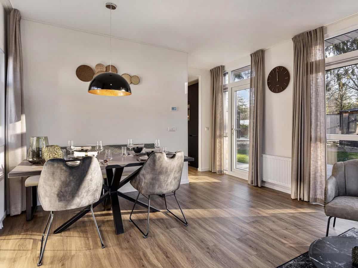 Impressie van de inrichting van de Module Special lodge voor 4 personen, op TopParken Bospark Ede