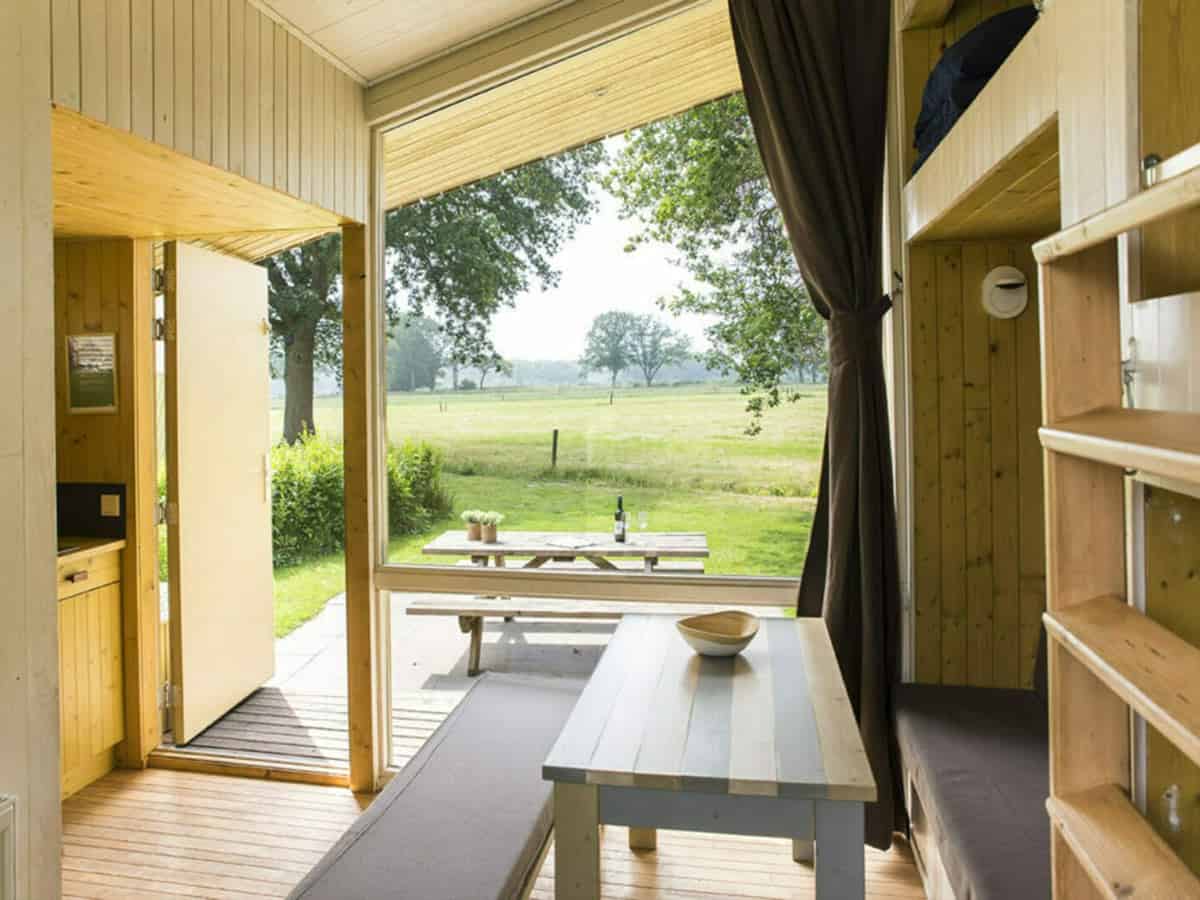 Impressie van de inrichting van de Trek-in voor 4 personen op Camping Vreehorst in Winterswijk