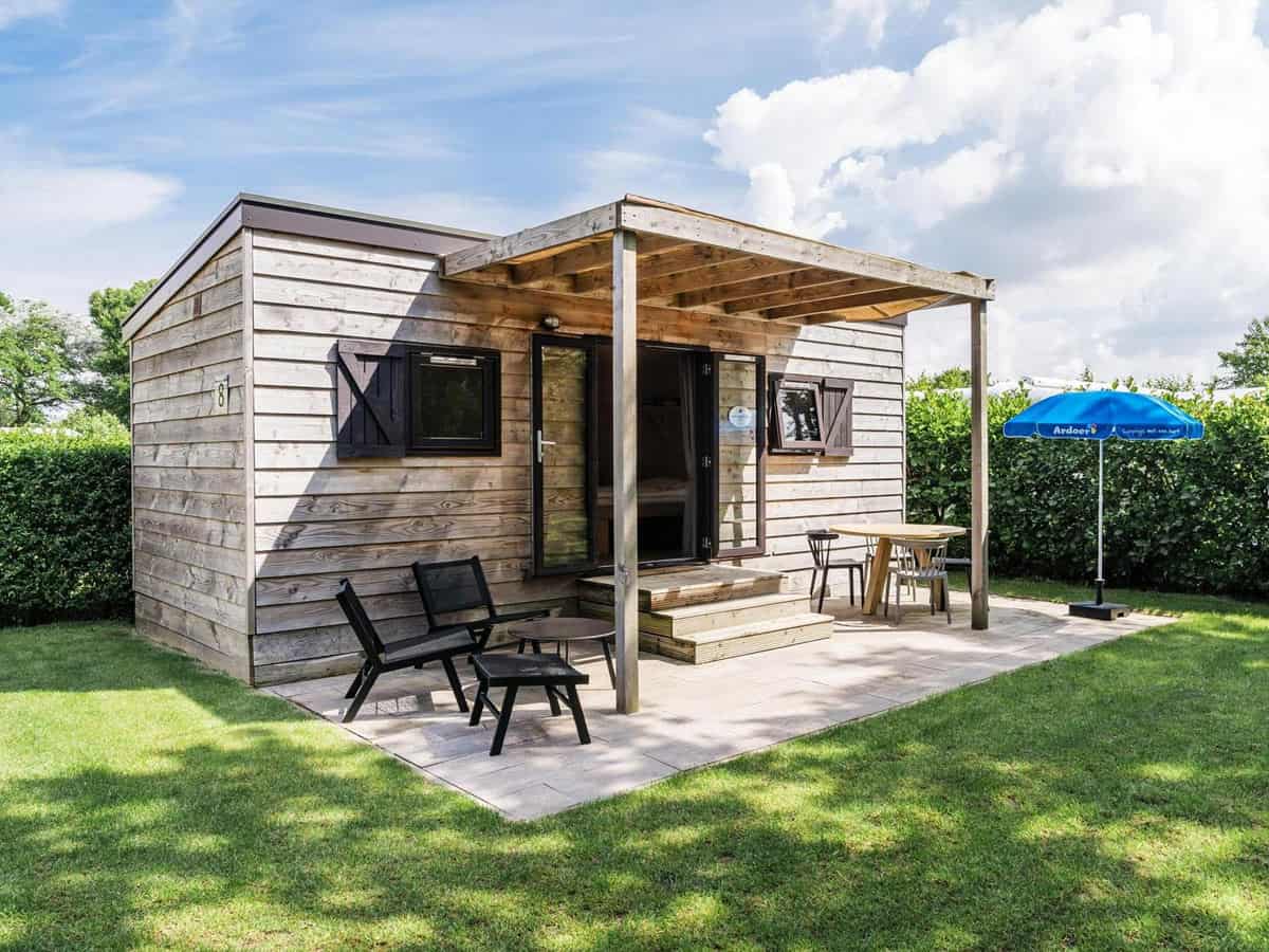 Impressie van de Woodlodge, een vakantiehuisje voor 4 personen op Camping 't Noorder Sandt in Julianadorp aan Zee