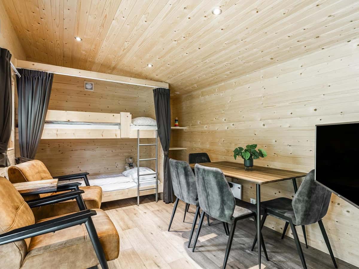 Impressie van de inrichting van de Woodlodge voor 4 personen op Camping 't Noorder Sandt