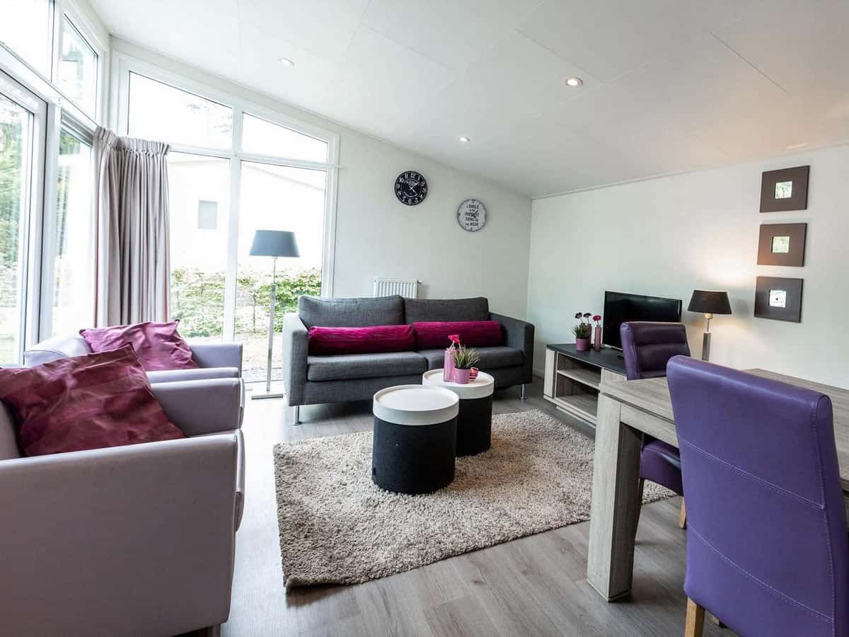 Impressie van de woonkamer in chalet Rialto voor 5 personen op TopParken Parc de IJsselhoeve