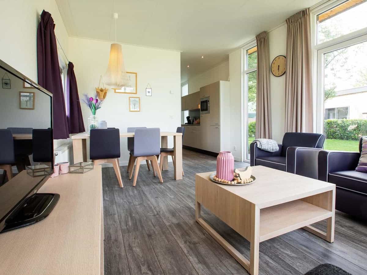 Impressie van de inrichting van lodge Module voor 5 personen op TopParken Recreatiepark het Esmeer in Aalst