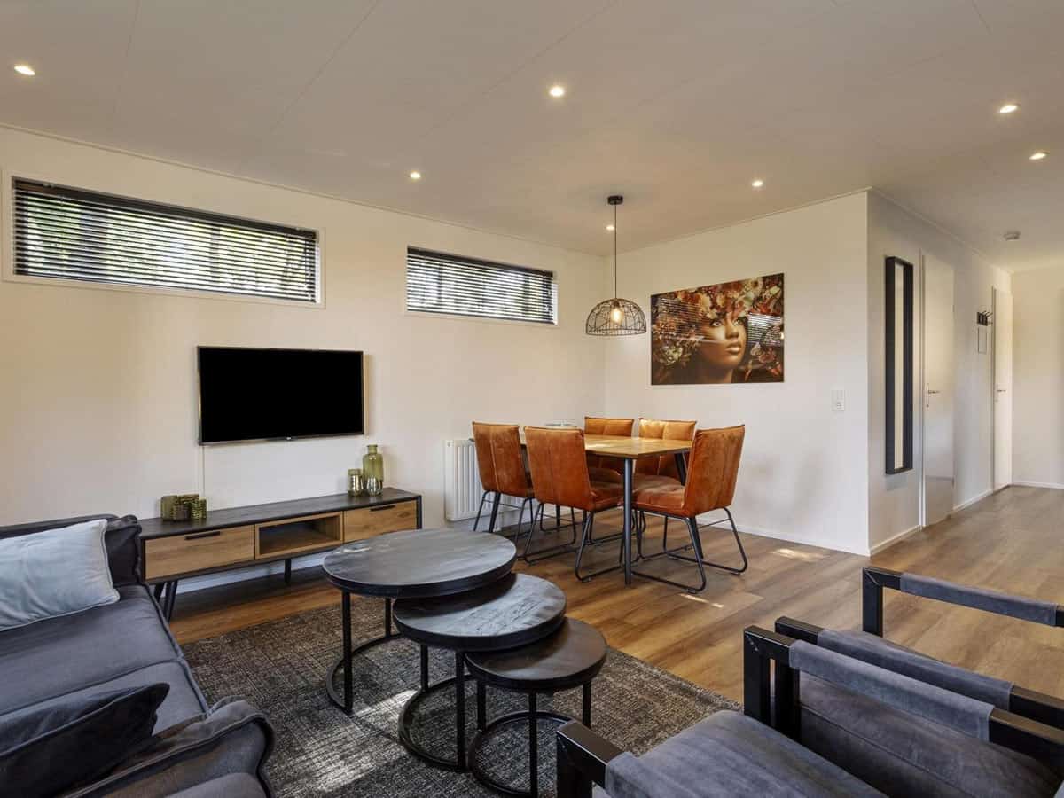 Impressie van de inrichting van de Module Wood lodge voor 5 personen, op TopParken Bospark Ede