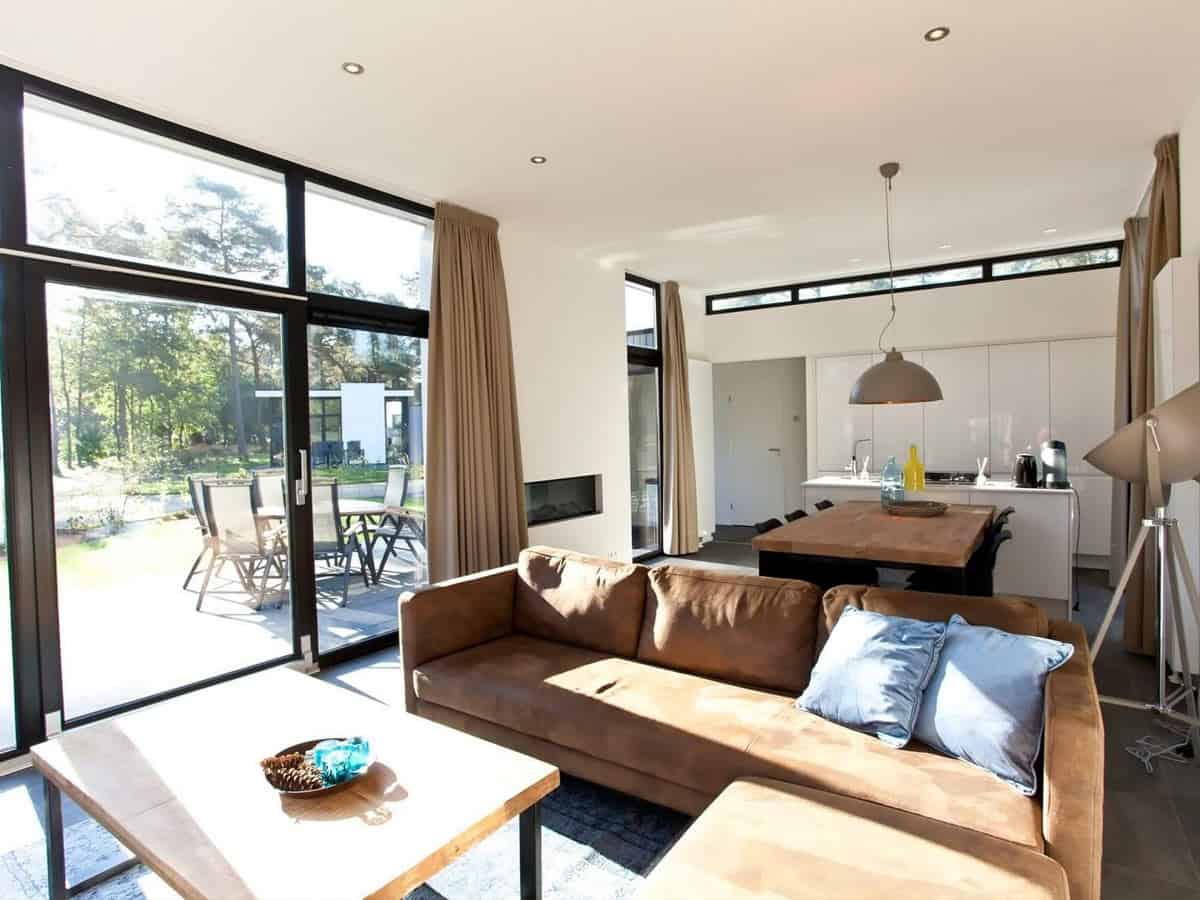 Impressie van de inrichting van chalet L-Cube 6 voor 6 personen op EuroParcs Bad Hulckesteijn in Nijkerk