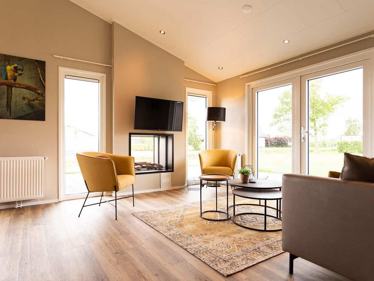 Impressie van de woonkamer in chalet Leijhoeve Wellness voor 6 personen op TopParken Parc de IJsselhoeve