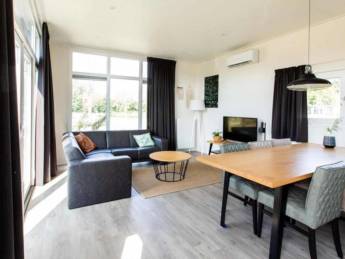 Impressie van de inrichting van lodge Module Special Wellness voor 6 personen op TopParken Résidence Valkenburg in Schin op Geul