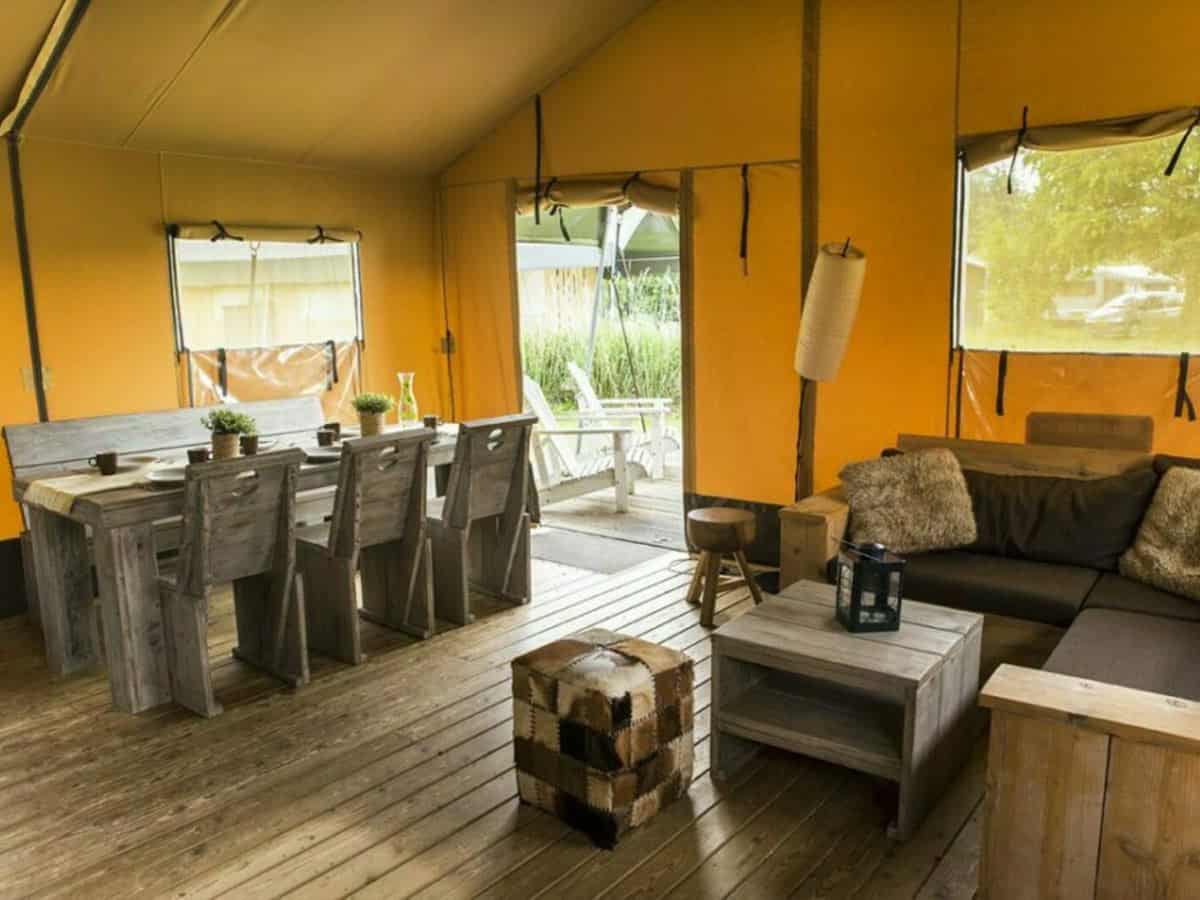 Impressie van de inrichting van de safaritent voor 6 personen op Camping Vreehorst in Winterswijk