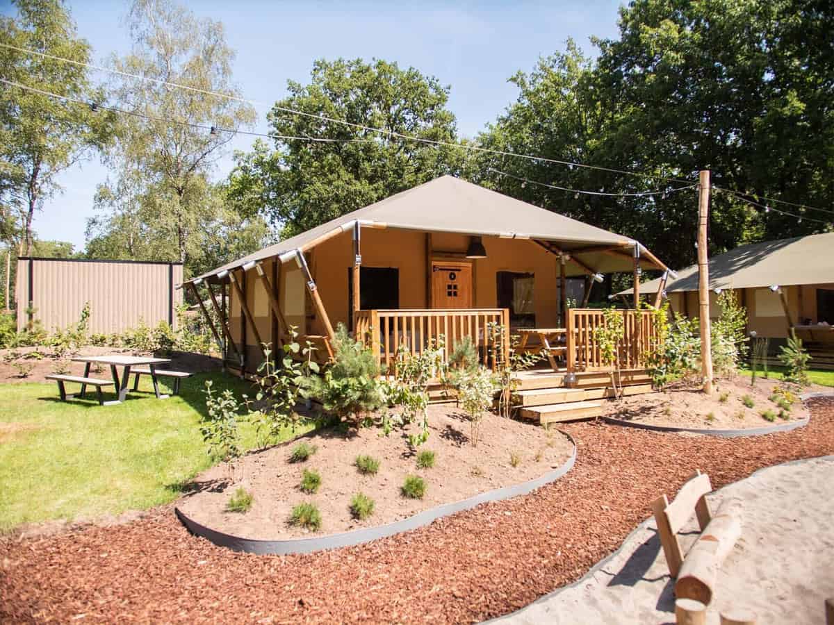 Impressie van de safaritent, een ingerichte tent op de Veluwe voor 6 personen bij TopParken Recreatiepark ‘t Gelloo in Ede