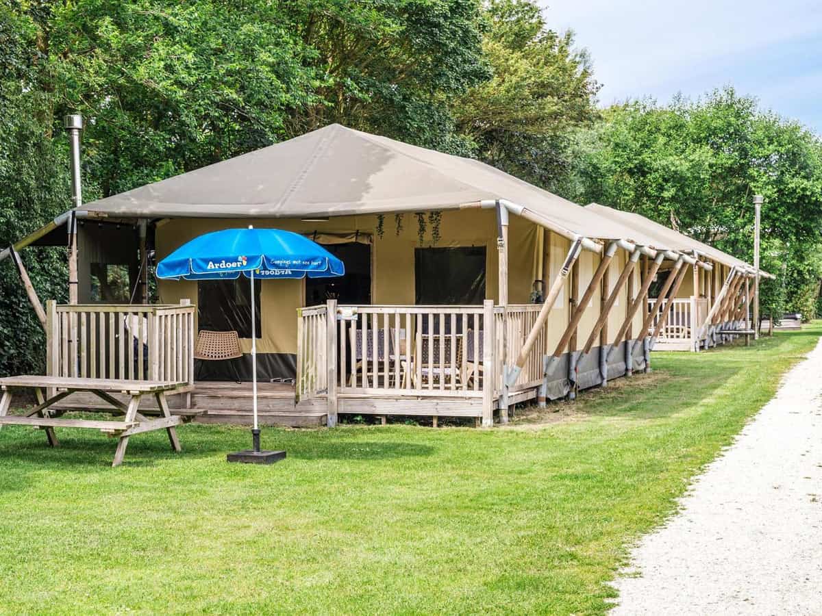 Impressie van een aantal glamping tenten op Camping 't Noorder Sandt in Julianadorp aan Zee
