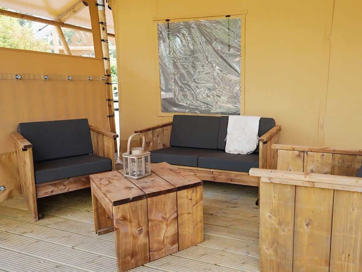 Impressie van het terras bij glamping tent Sunshine 2 voor 2 personen op EuroParcs Molengroet in Noord-Scharwoude