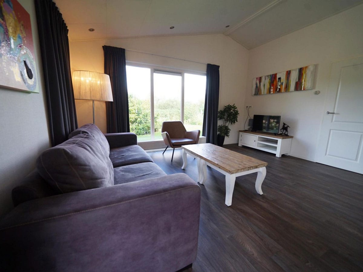 Impressie van de inrichting van chalet Carre 4 voor 4 personen, een vakantiehuis vlak bij Haarlem op EuroParcs Spaarnwoude in Halfweg