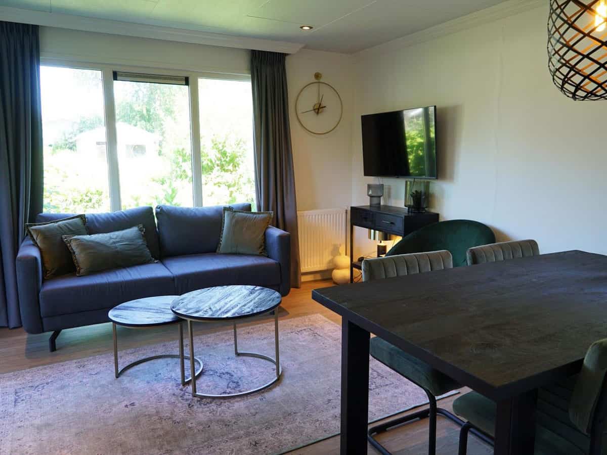 Impressie van de inrichting van chalet Unique 4 voor 4 personen op EuroParcs Molengroet in Noord-Scharwoude