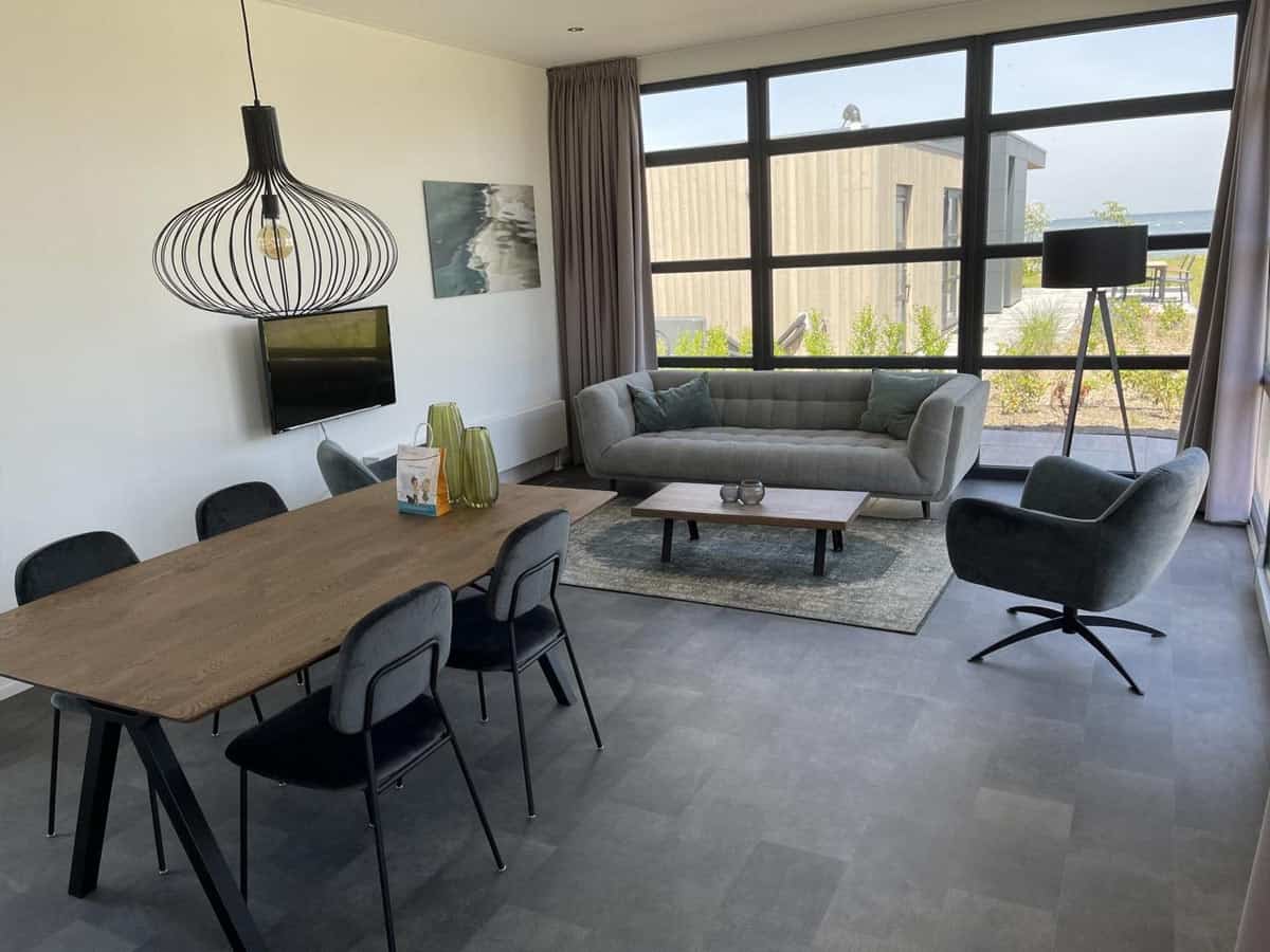 Impressie van de inrichting van de Cube Exclusif 4 voor 4 personen op EuroParcs Buitenhuizen in Velsen-Zuid