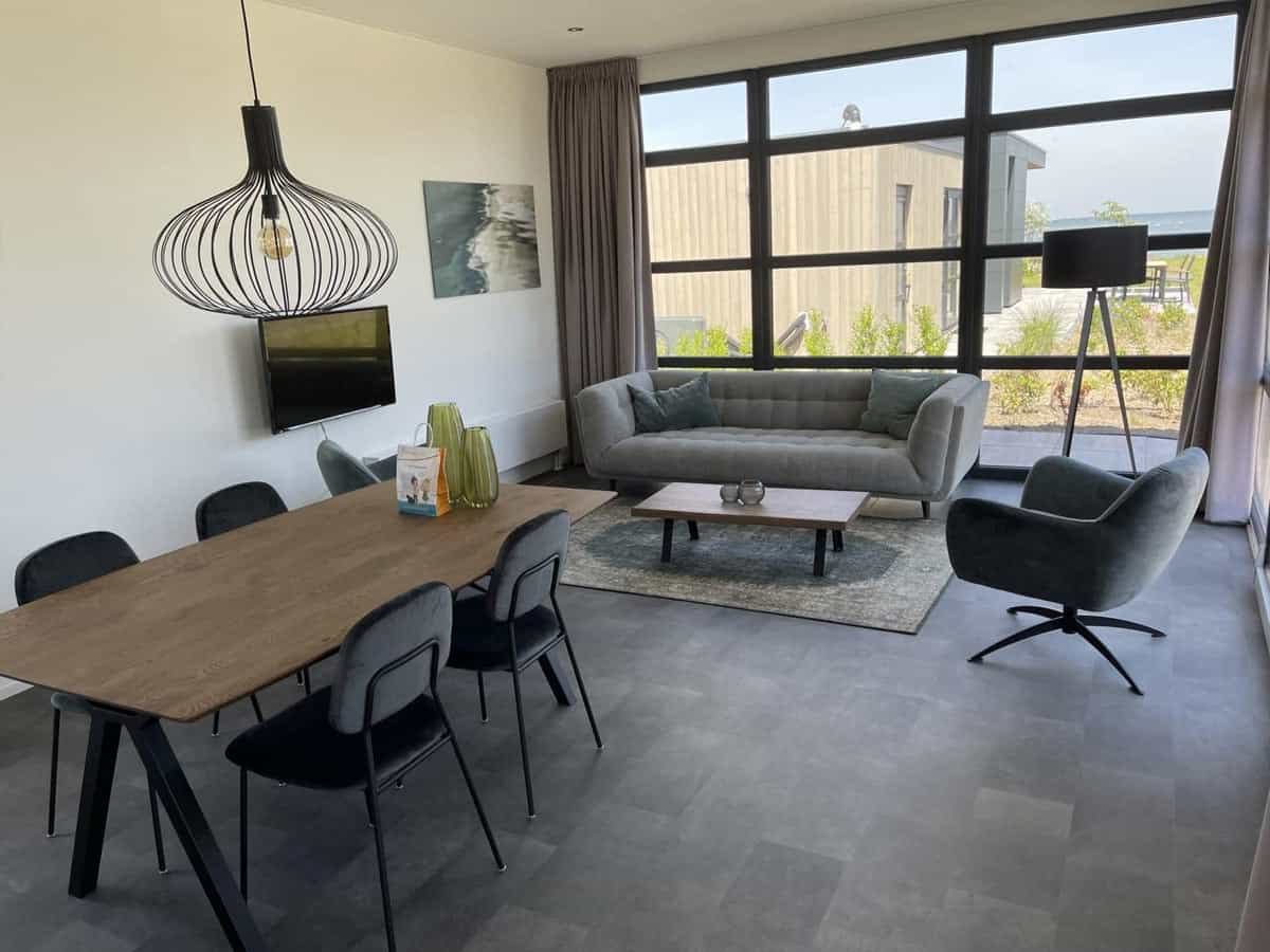 Impressie van de inrichting van de Cube Maximaal 4 voor 4 personen op EuroParcs Enkhuizer Strand in Enkhuizen