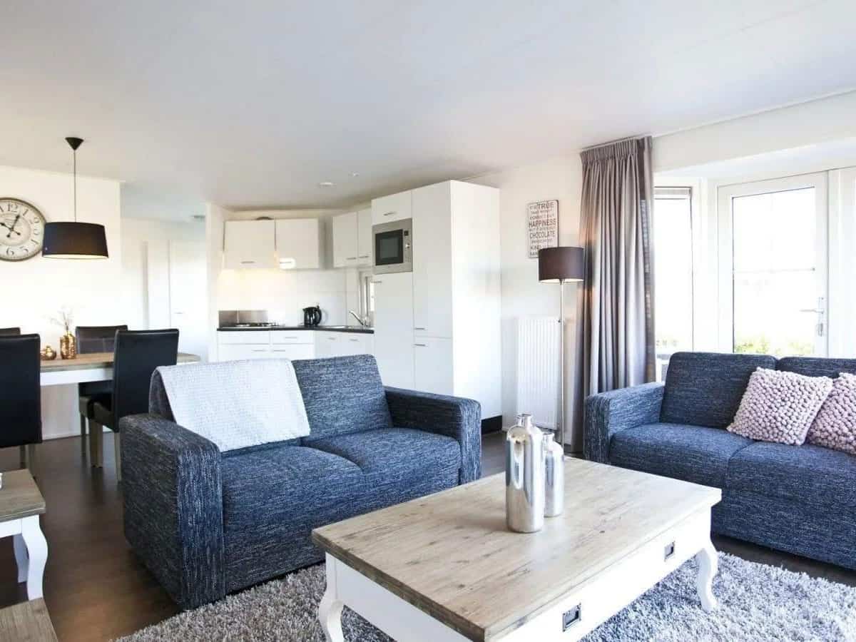 Impressie van de inrichting van chalet Exclusif 4 voor 4 personen, een vakantiehuis vlak bij Haarlem op EuroParcs Spaarnwoude in Halfweg