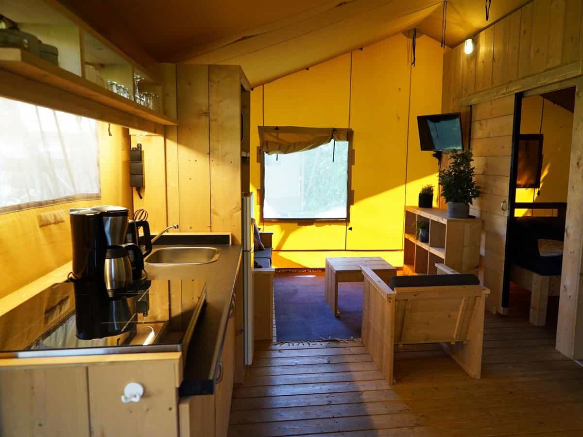 Impressie van de inrichting van glamping tent Dreamer 4 voor 4 personen op EuroParcs Molengroet in Noord-Scharwoude