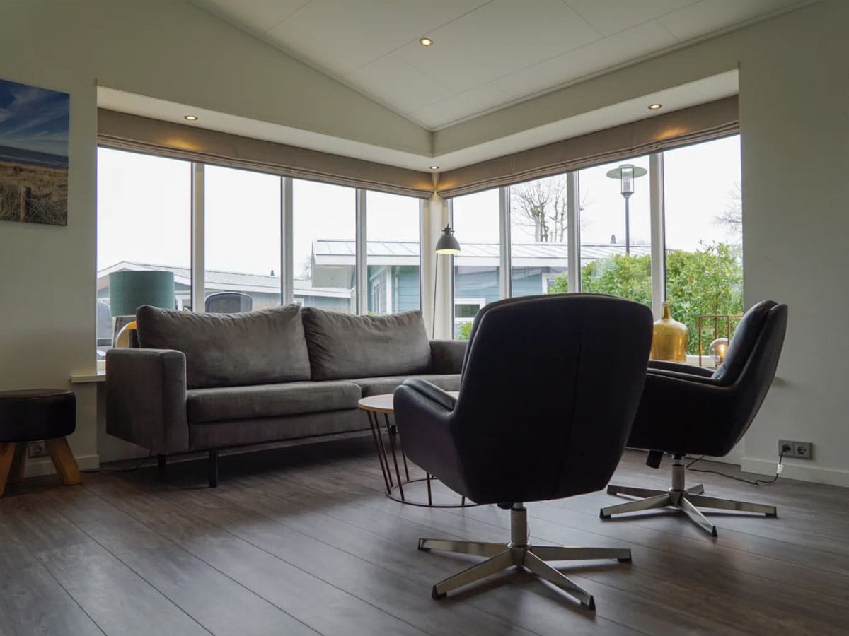 Impressie van de inrichting van chalet Deluxe voor 5 personen op EuroParcs Noordwijkse Duinen in Noordwijk