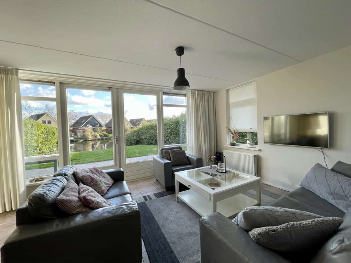 Impressie van de inrichting van de bungalow Comfort voor 6 personen op EuroParcs IJsselmeer in Medemblik