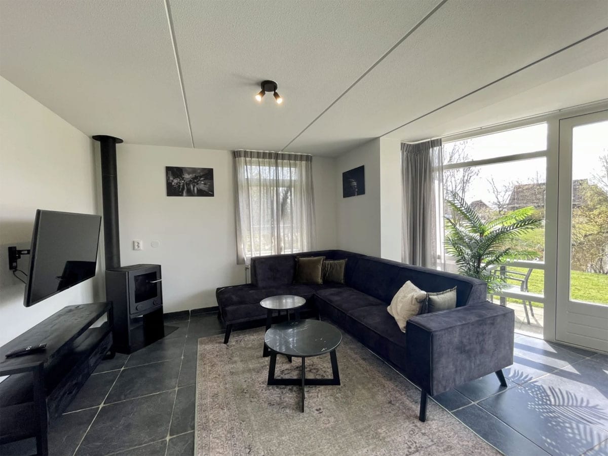 Impressie van de inrichting van de bungalow Comfort Plus voor 6 personen op EuroParcs IJsselmeer in Medemblik
