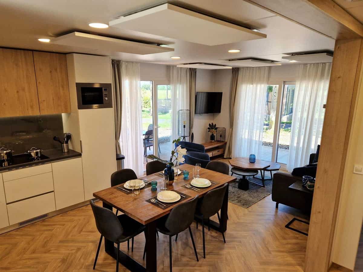 Impressie van de inrichting van chalet Belsano 6 voor 6 personen op EuroParcs Poort van Maastricht