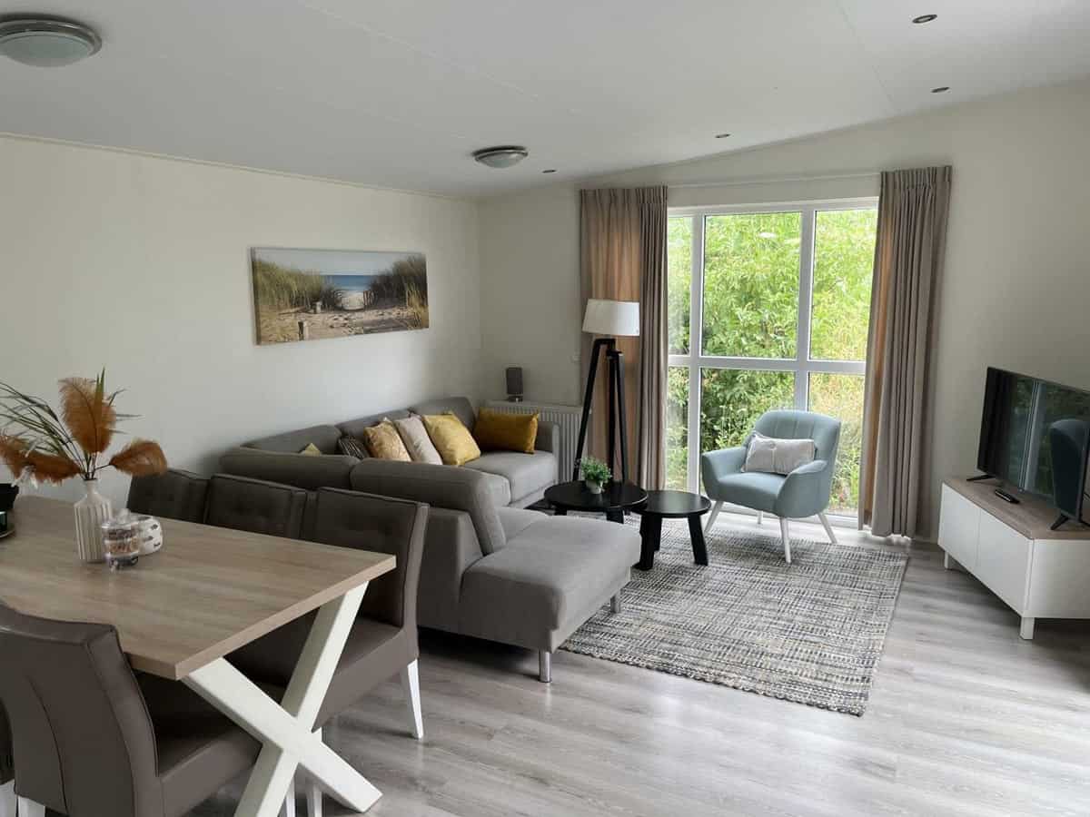 Impressie van de inrichting van chalet Pavilion 4+2 voor 6 personen op EuroParcs Poort van Zeeland in Hellevoetsluis