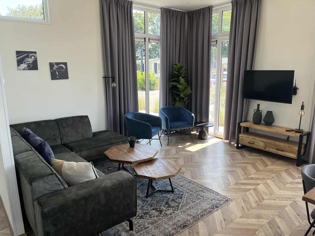 Impressie van de inrichting van chalet Pavilion 6 voor 6 personen op EuroParcs Poort van Zeeland in Hellevoetsluis