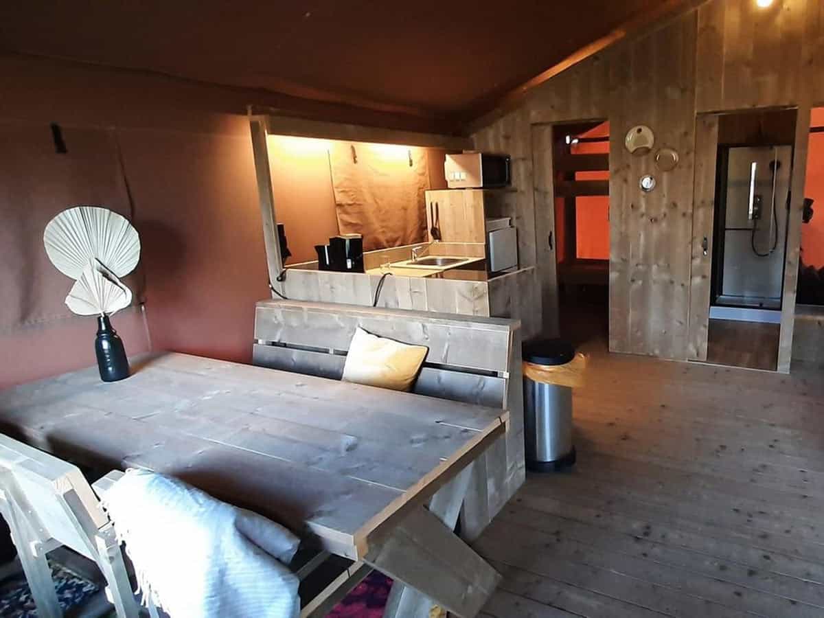 Impressie van de inrichting van glamping tent Country 6 voor 6 personen op EuroParcs Molengroet in Noord-Scharwoude