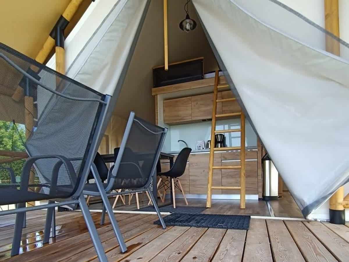 Impressie van de inrichting van glamping tent Papilio 4+2 voor 6 personen op EuroParcs Poort van Maastricht