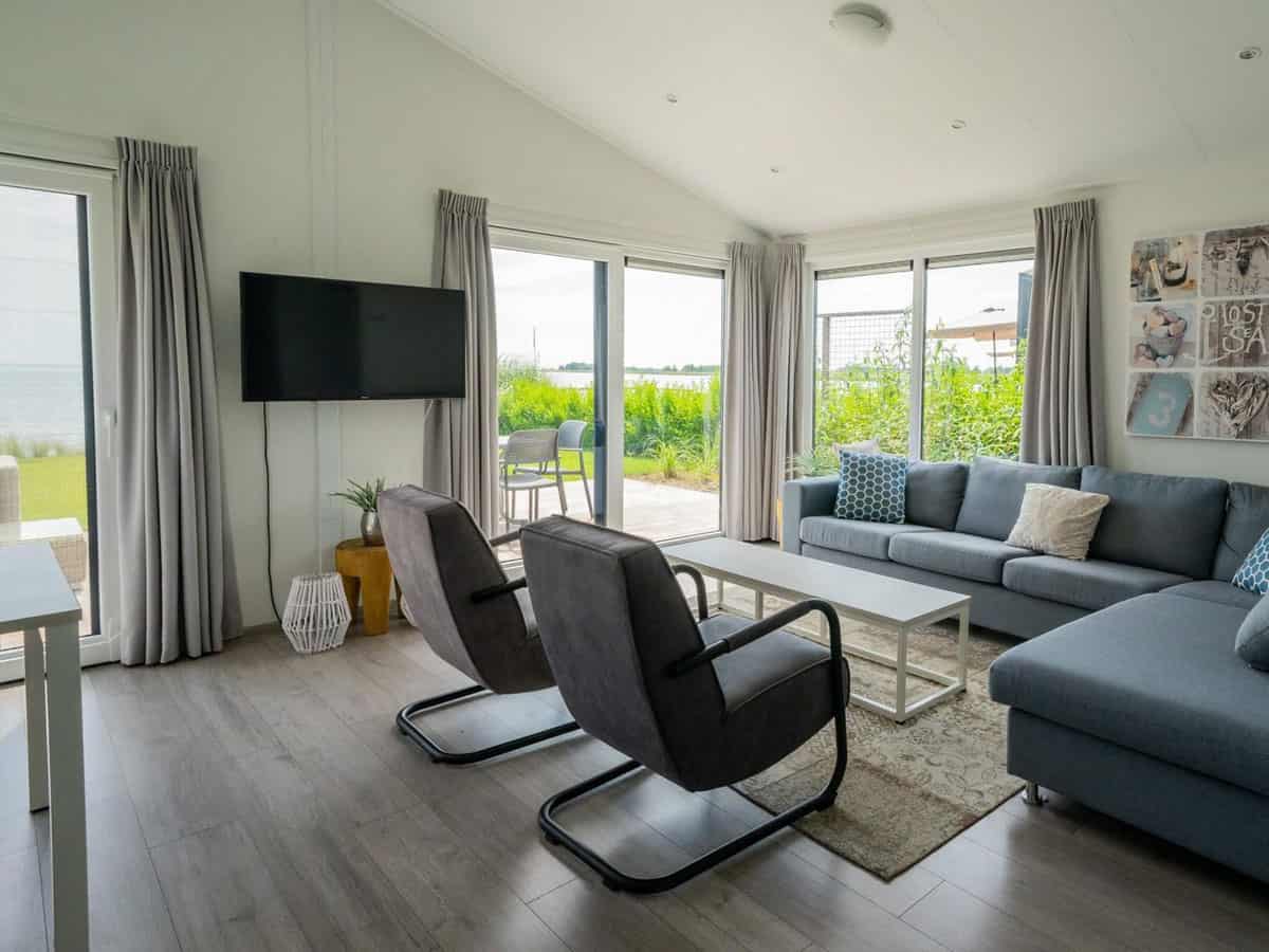Impressie van de inrichting van het Pavilion Waterfront 6 chalet voor 6 personen op EuroParcs Markermeer in Bovenkarspel