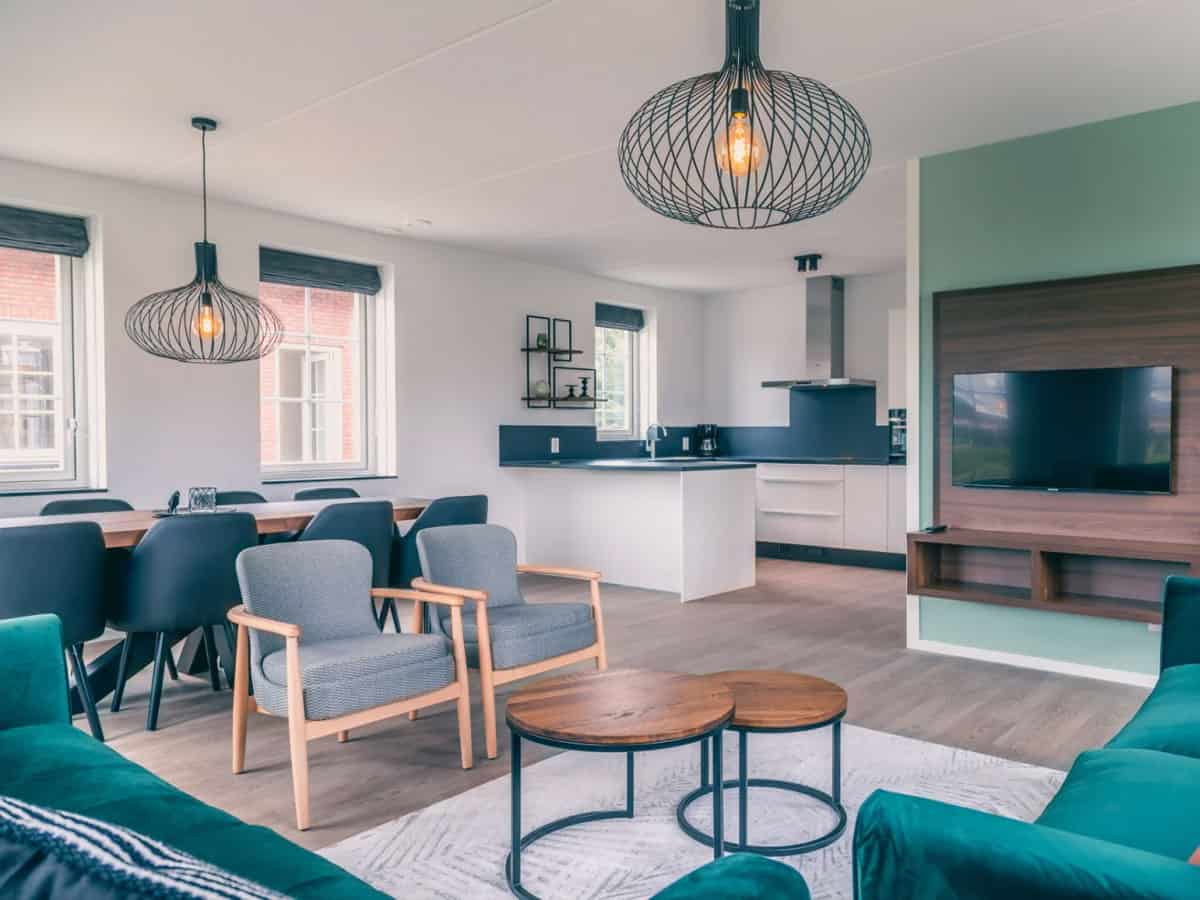 Impressie van de inrichting van de Watervillla voor 8 personen op EuroParcs IJsselmeer in Medemblik