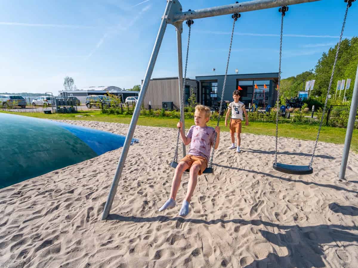 Impressie van de speeltuin op EuroParcs Enkhuizer Strand in Enkhuizen