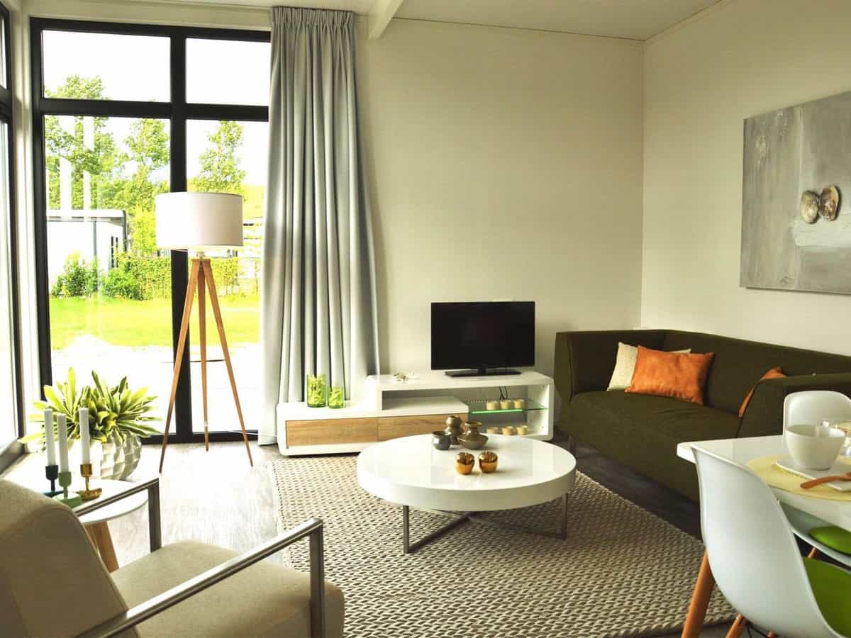 Impressie van de inrichting van de Cube La Mer 4 voor 4 personen op EuroParcs Schoneveld in Breskens