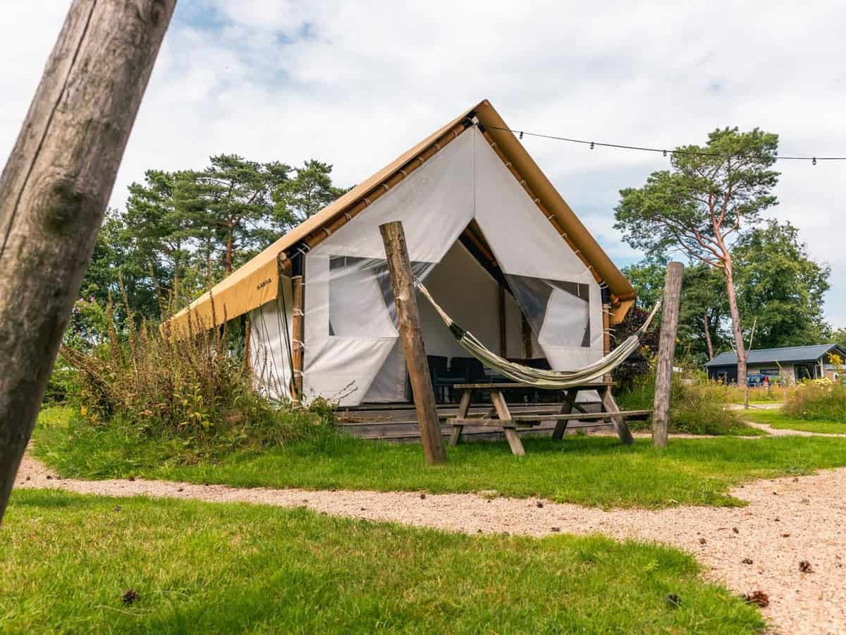 Impressie van Glamping tent 4 in Overijssel, een luxe en compleet ingerichte tent voor 4 personen op EuroParcs Reestervallei in IJhorst