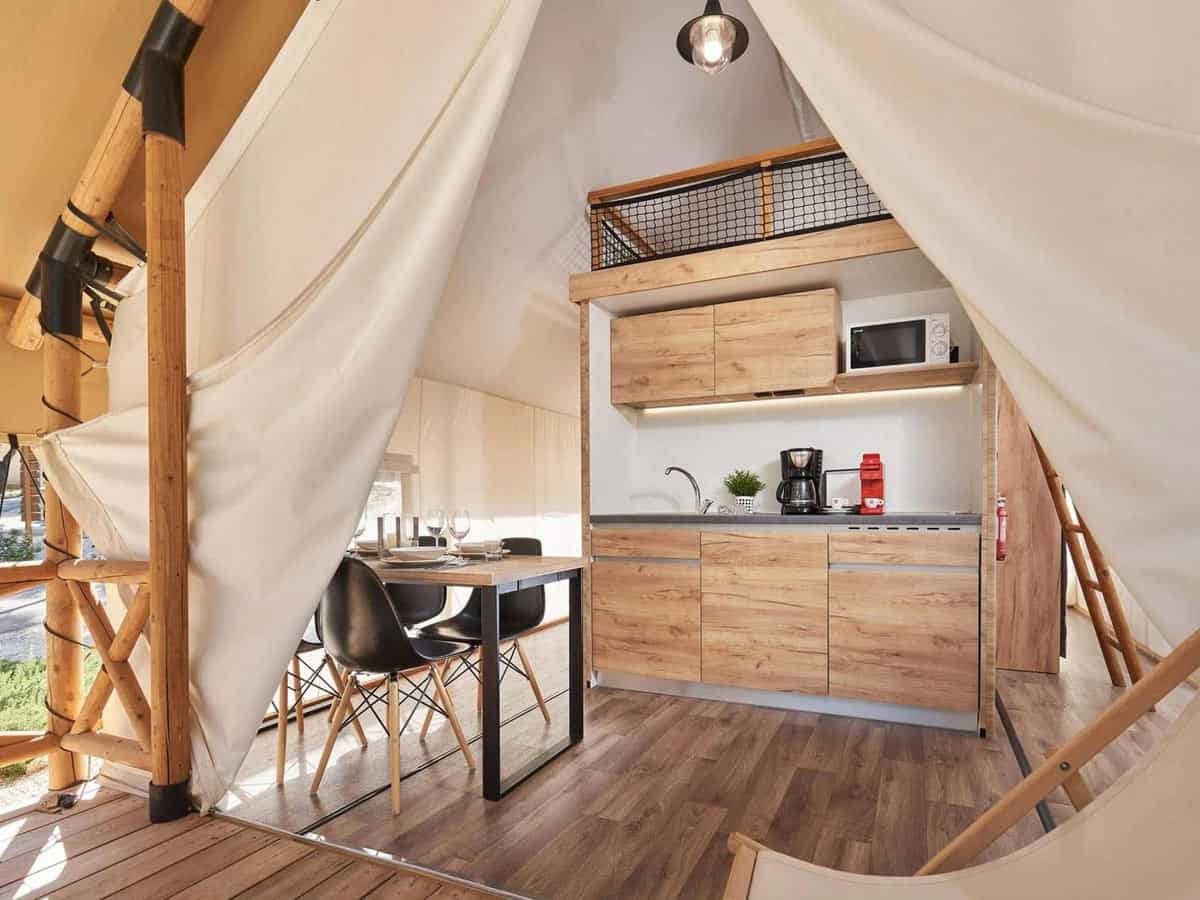 Impressie van de inrichting van Glamping tent 4 voor 4 personen op EuroParcs Reestervallei in IJhorst