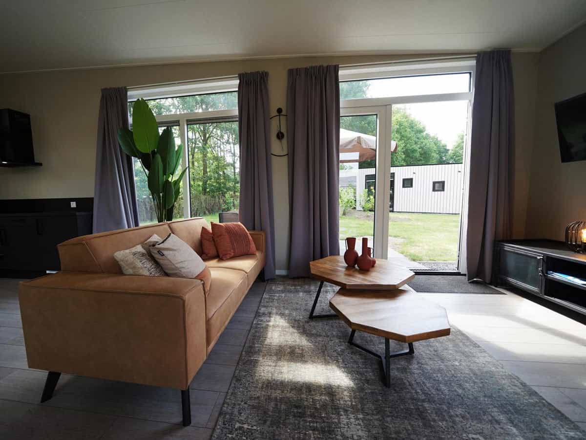 Impressie van de inrichting van chalet Just Nature 4 voor 4 personen op EuroParcs Reestervallei in IJhorst