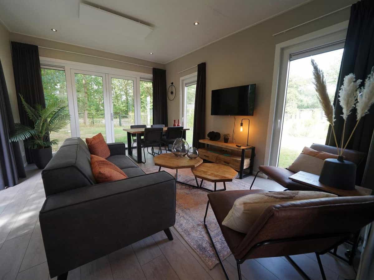 Impressie van de inrichting van chalet Just Nature Light 4 voor 4 personen op EuroParcs Reestervallei in IJhorst
