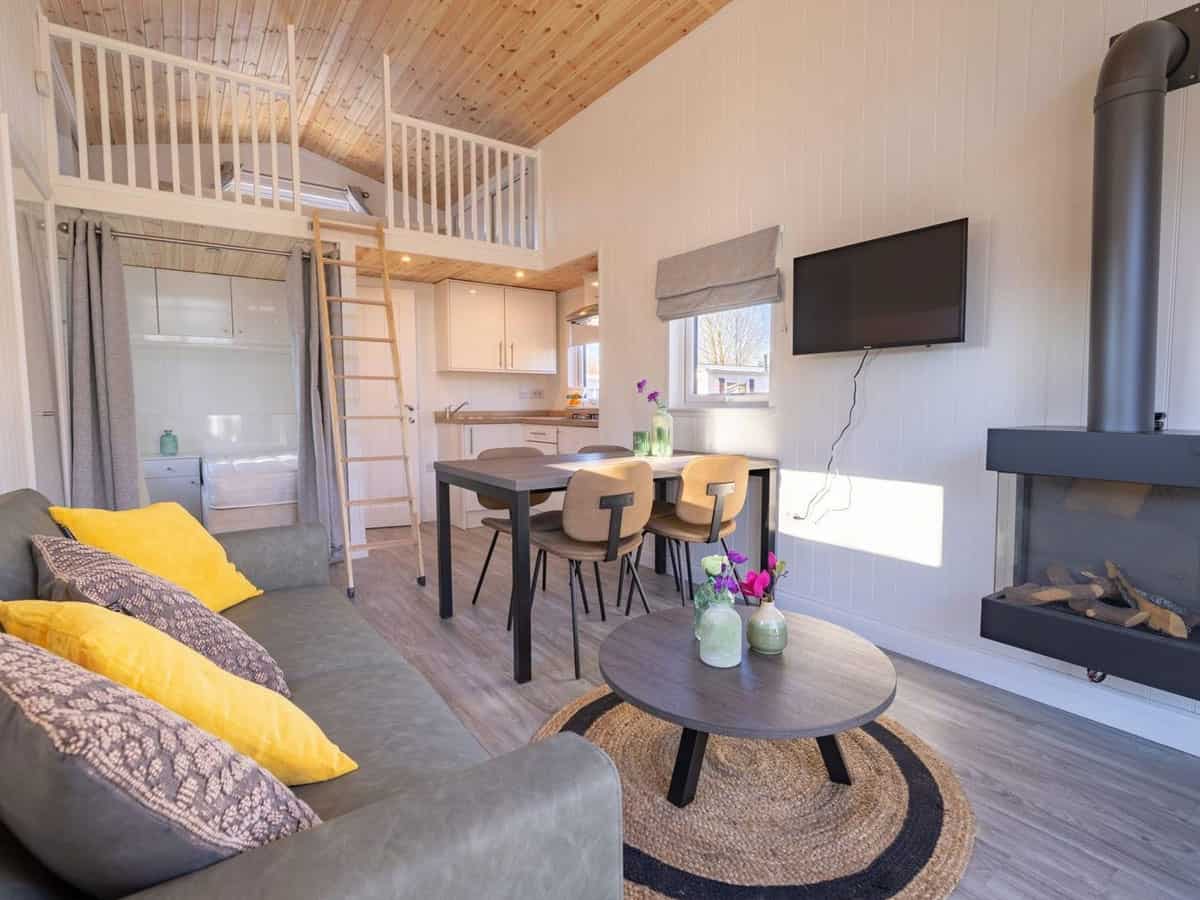 Impressie van de inrichting van Tiny House 4 voor 4 personen op EuroParcs Reestervallei in IJhorst