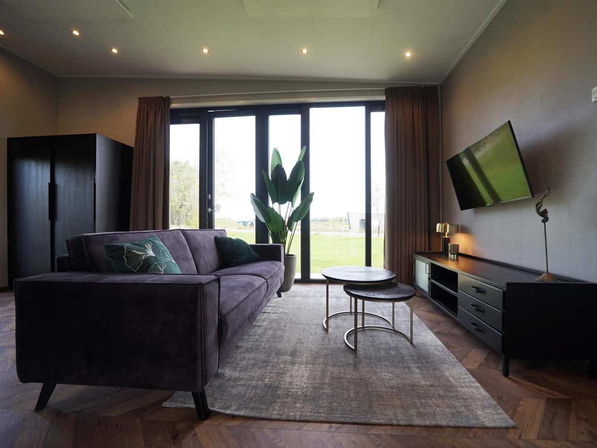 Impressie van de inrichting van chalet Just Nature 6 voor 6 personen op EuroParcs De IJssel Eilanden in Kampen