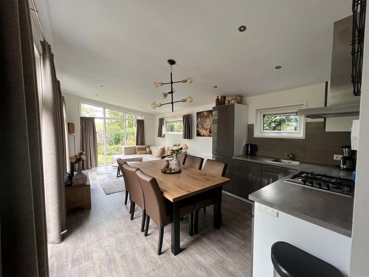 Impressie van de inrichting van chalet L-Pavilion 6 voor 6 personen op EuroParcs Reestervallei in IJhorst