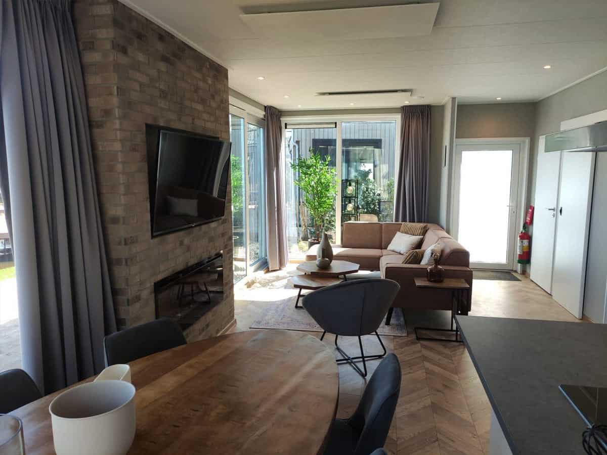 Impressie van de inrichting van de Cube Elite 4 voor 4 personen op EuroParcs De Wiedense Meren
