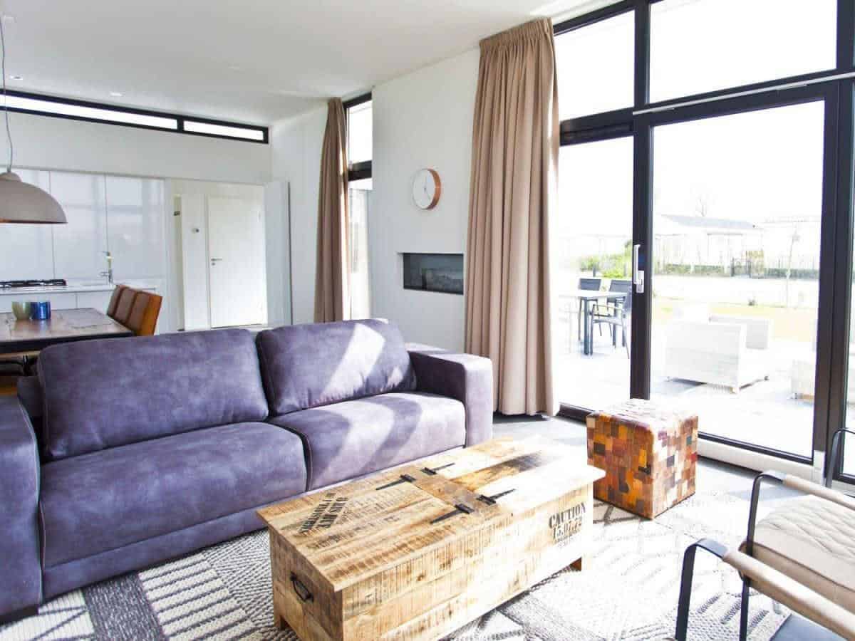 Impressie van de inrichting van de L-Cube 6 voor 6 personen op EuroParcs Zuiderzee