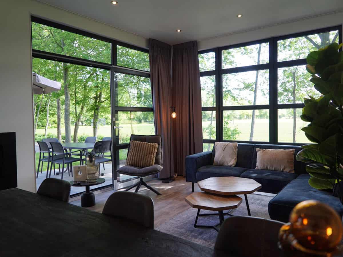 Impressie van de inrichting van L-Cube 4 voor 4 personen op EuroParcs Kaatsheuvel