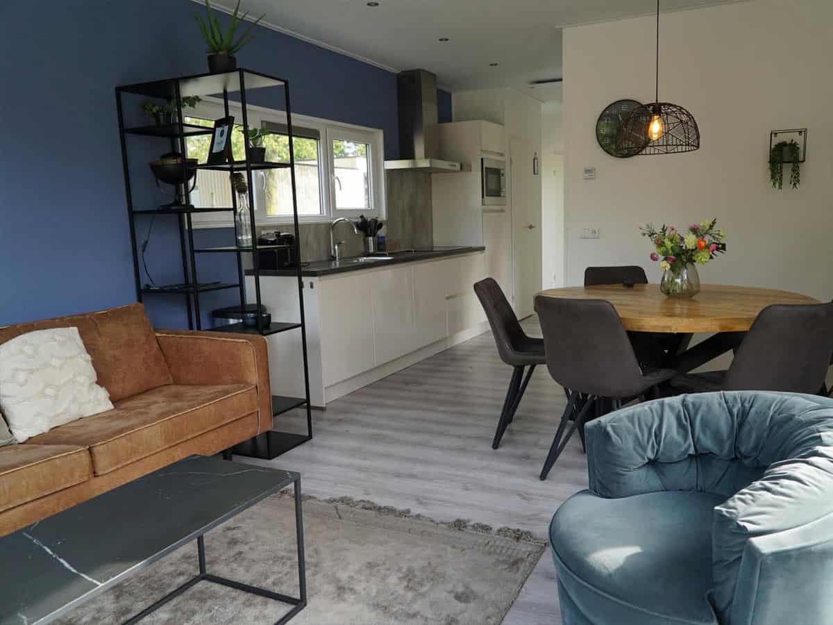 Impressie van de inrichting van Pavilion 4 voor 4 personen op EuroParcs Kaatsheuvel