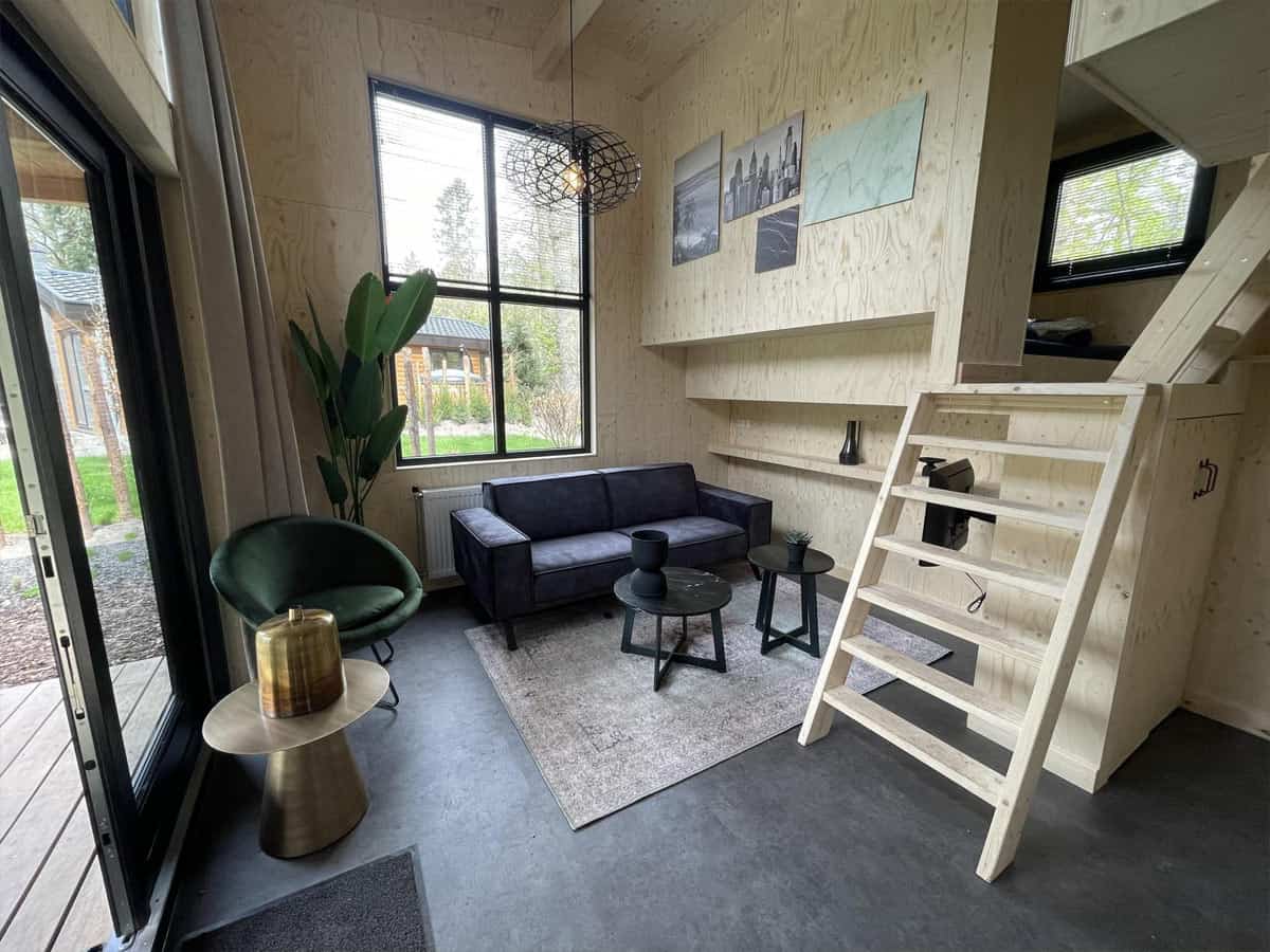Impressie van de inrichting van het Tiny House 2+2 voor 4 personen op EuroParcs Kaatsheuvel