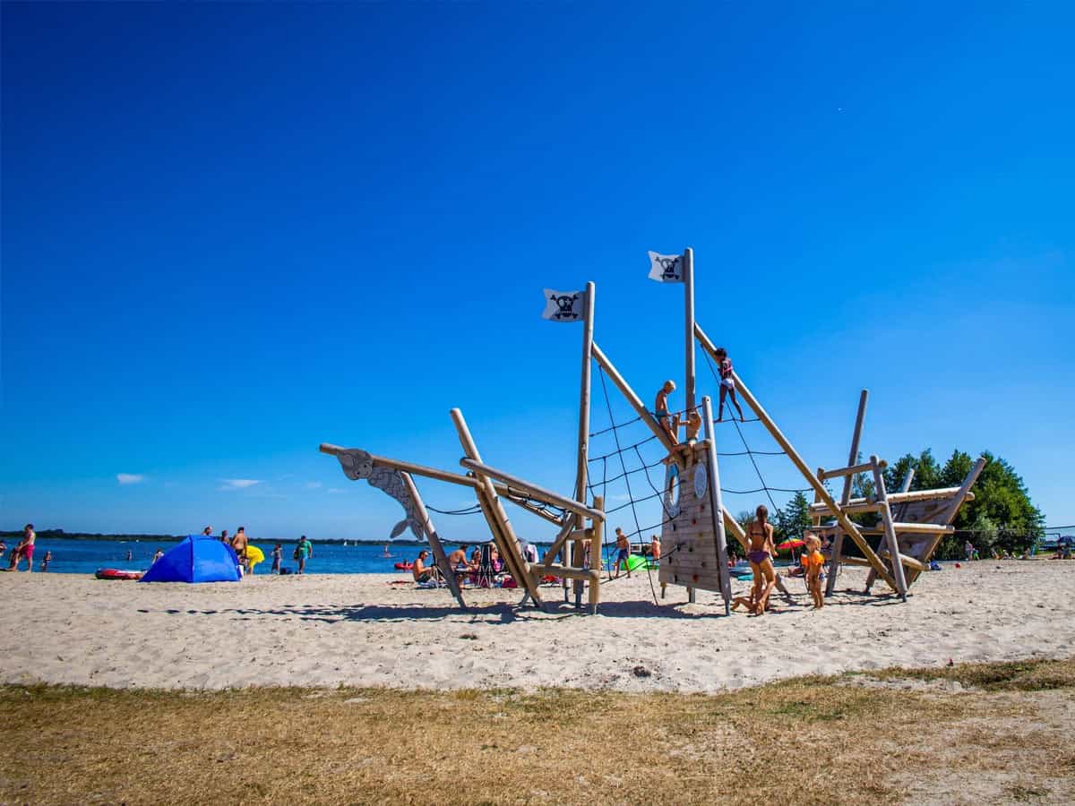 Impressie van het strand bij camping en vakantiepark Bergumermeer in Sumar, aan het water in Friesland
