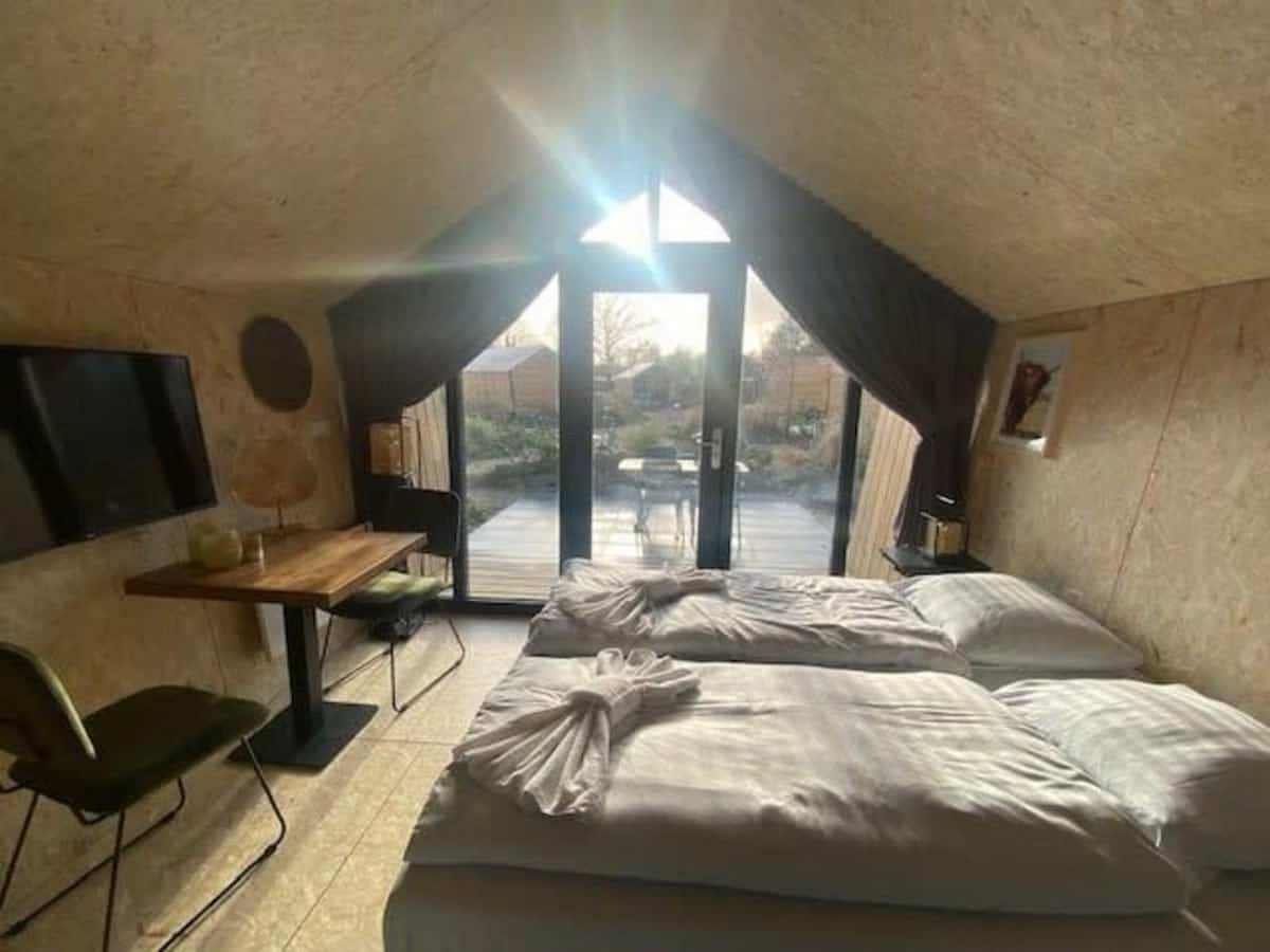 Impressie van de inrichting van het tiny house voor 2 personen op Vakantiepark De Wiedense Meren in Wanneperveen