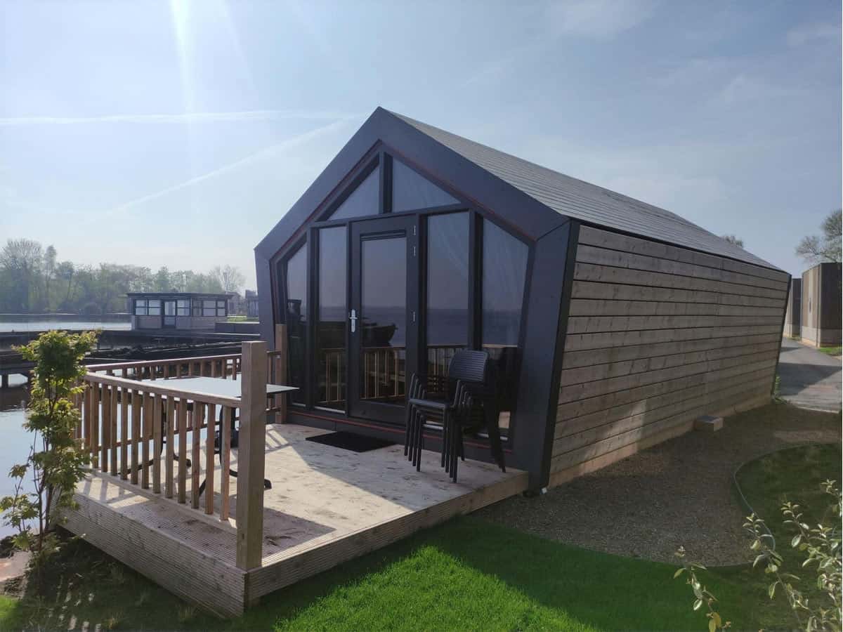 Impressie van tiny house Havenzicht, een vakantiehuisje voor 4 personen op Vakantiepark De Wiedense Meren in Wanneperveen